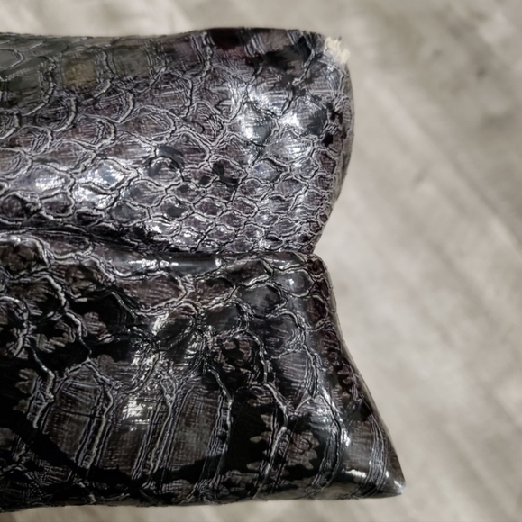 Guess Snakeskin Print Medium Size Purse in Grey & Black - Picture 14 of 14